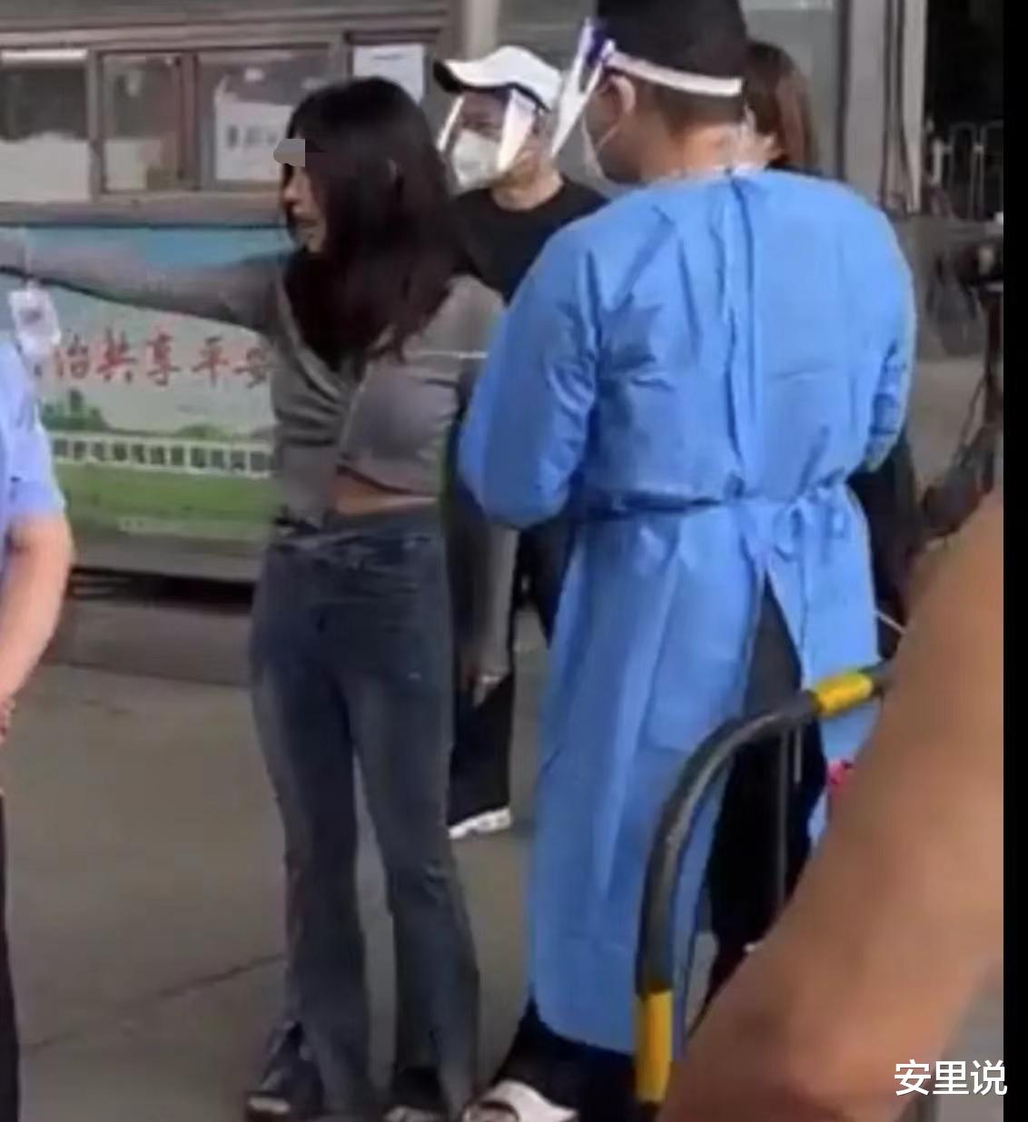 广州俩女网红辱骂防疫人员,被捆狼狈照曝光,知情人替她们鸣不平
