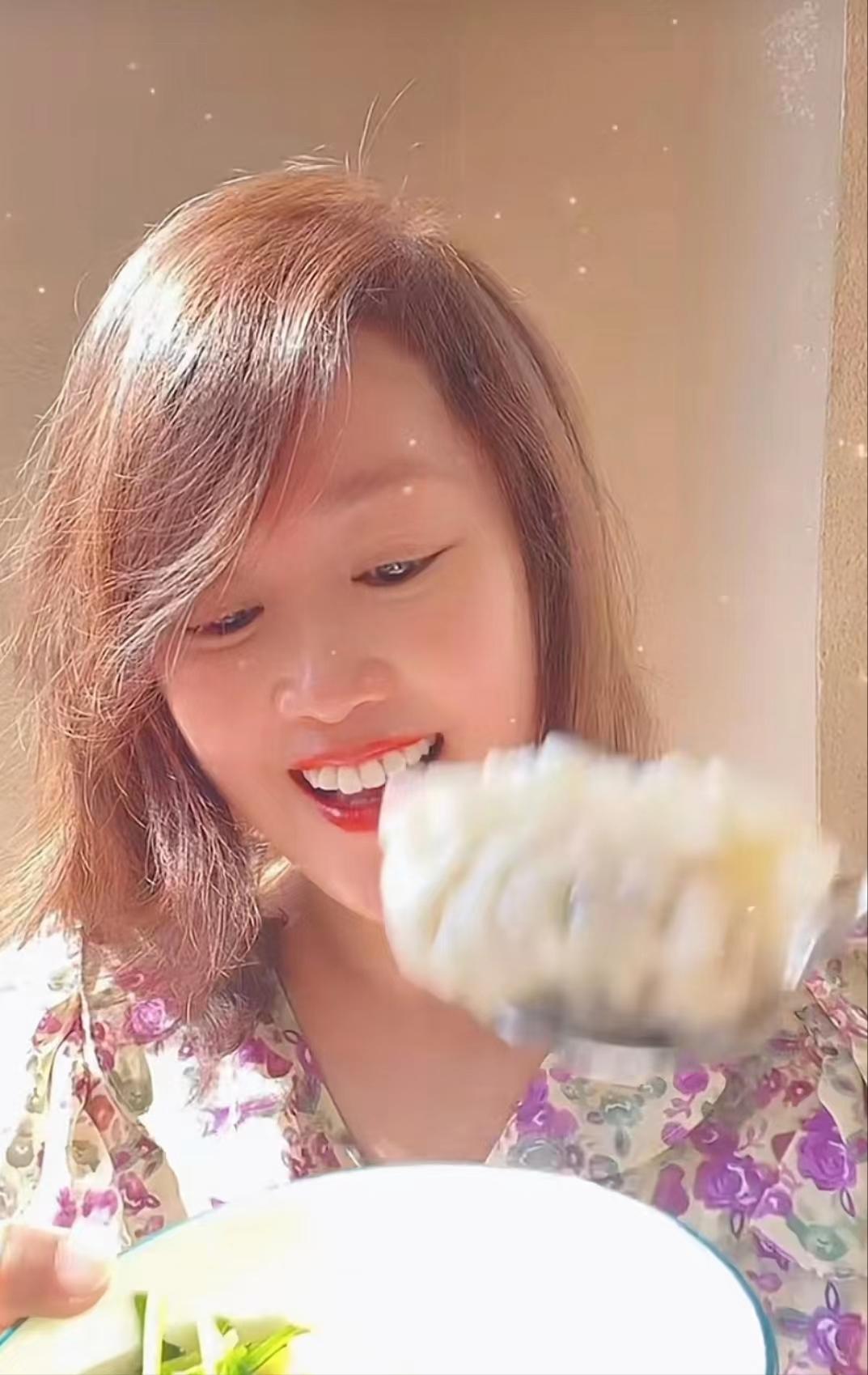 梁小冰|52岁梁小冰,近照显发福,皮肤白皙穿着似少女,首次包饺子满脸开心