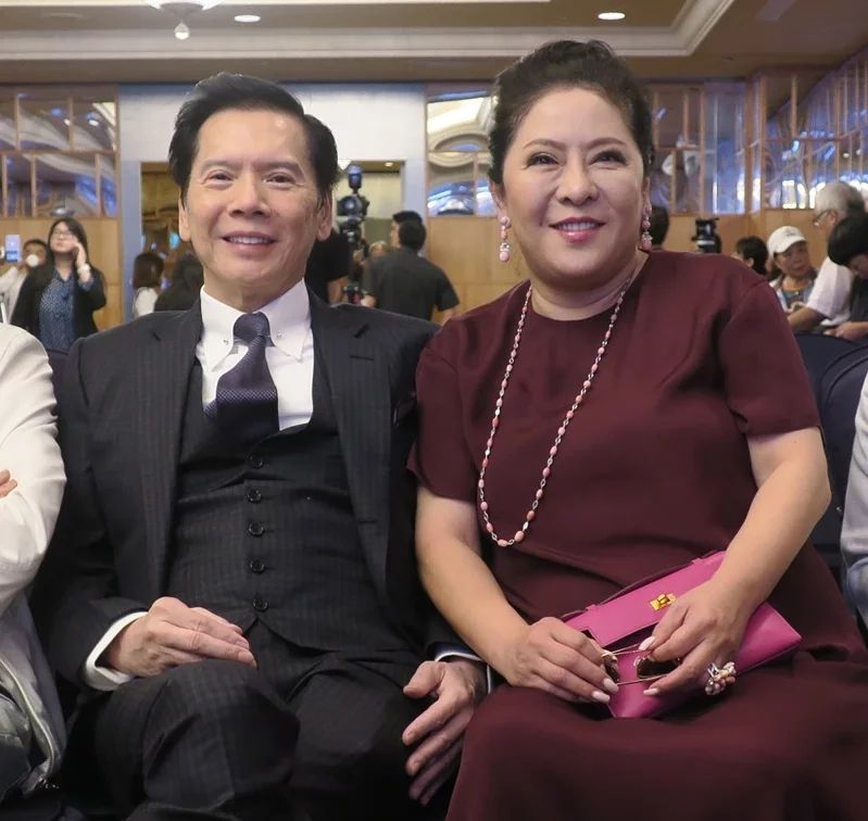 向华强|73岁向华强携向太游全国!十指紧扣感情好,身边保镖如影随形