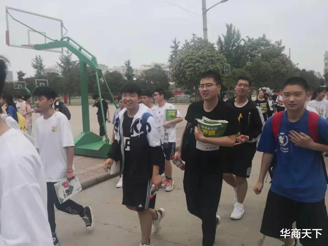 大学生|好不容易供出个大学生，谁知毕业就失业，压根没有什么企业招聘