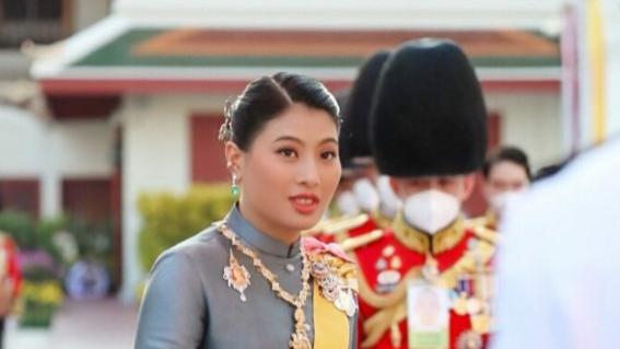 思蕊梵|思蕊梵与继母同场撞造型！小公主戴绿色珠宝耳坠、戒指，更胜一筹