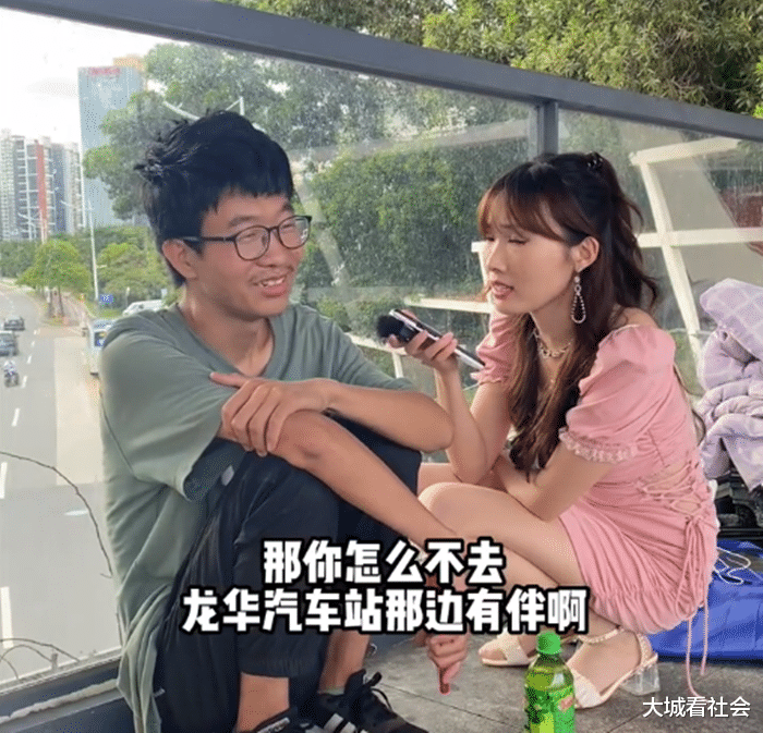 广东一男子找不到工作,天桥上打地铺1天吃1顿,被工友戏称提桶哥