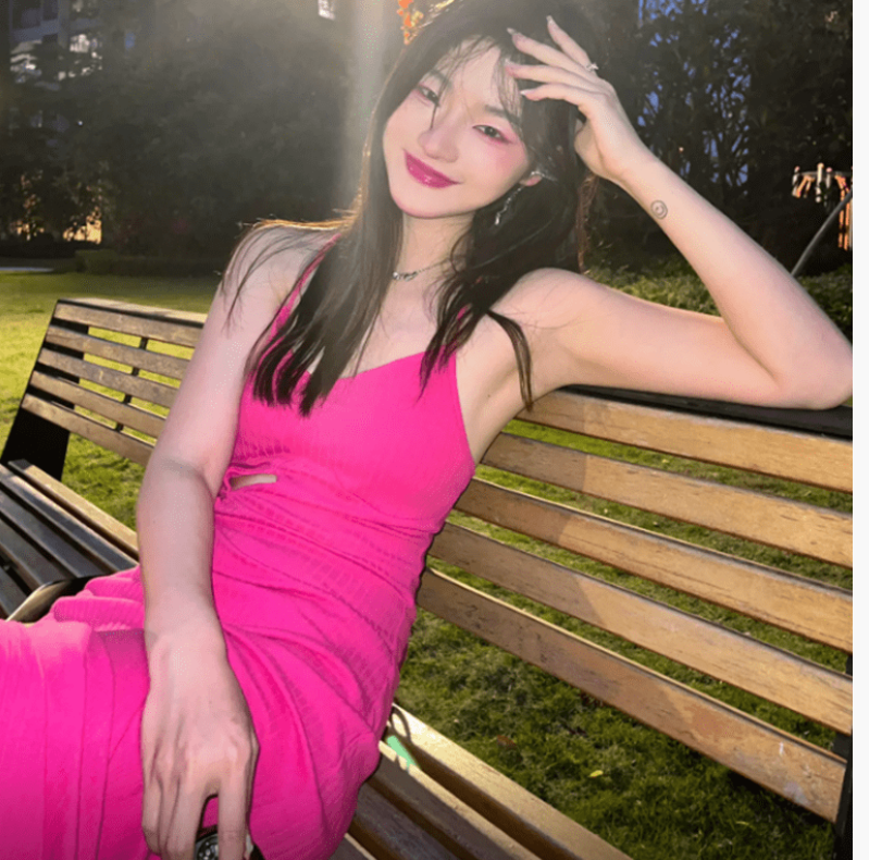 广东2女生下雨天躲雨,头伸进垃圾桶被淋了个透,网友:这能娶吗