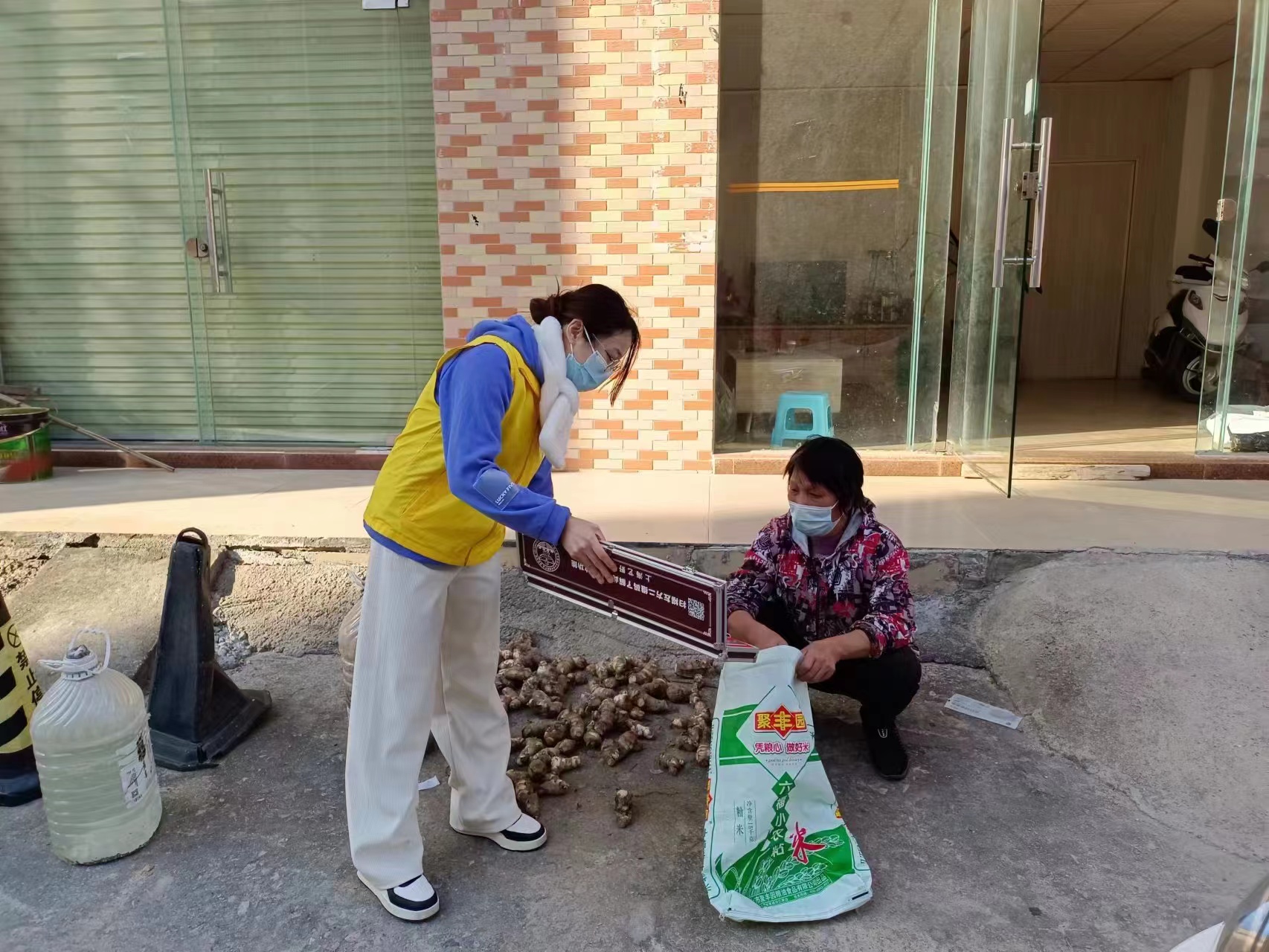 “无毒人生,绚丽绽放”禁毒宣传进村居