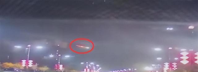 中国多地现不明飞行物,拖着尾焰发出绿色火光,专家:疑似火流星
