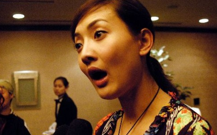 牛莉|牛莉：24岁嫁给“圈外人”刘亚东，婚后生三子，结婚25年恩爱如初