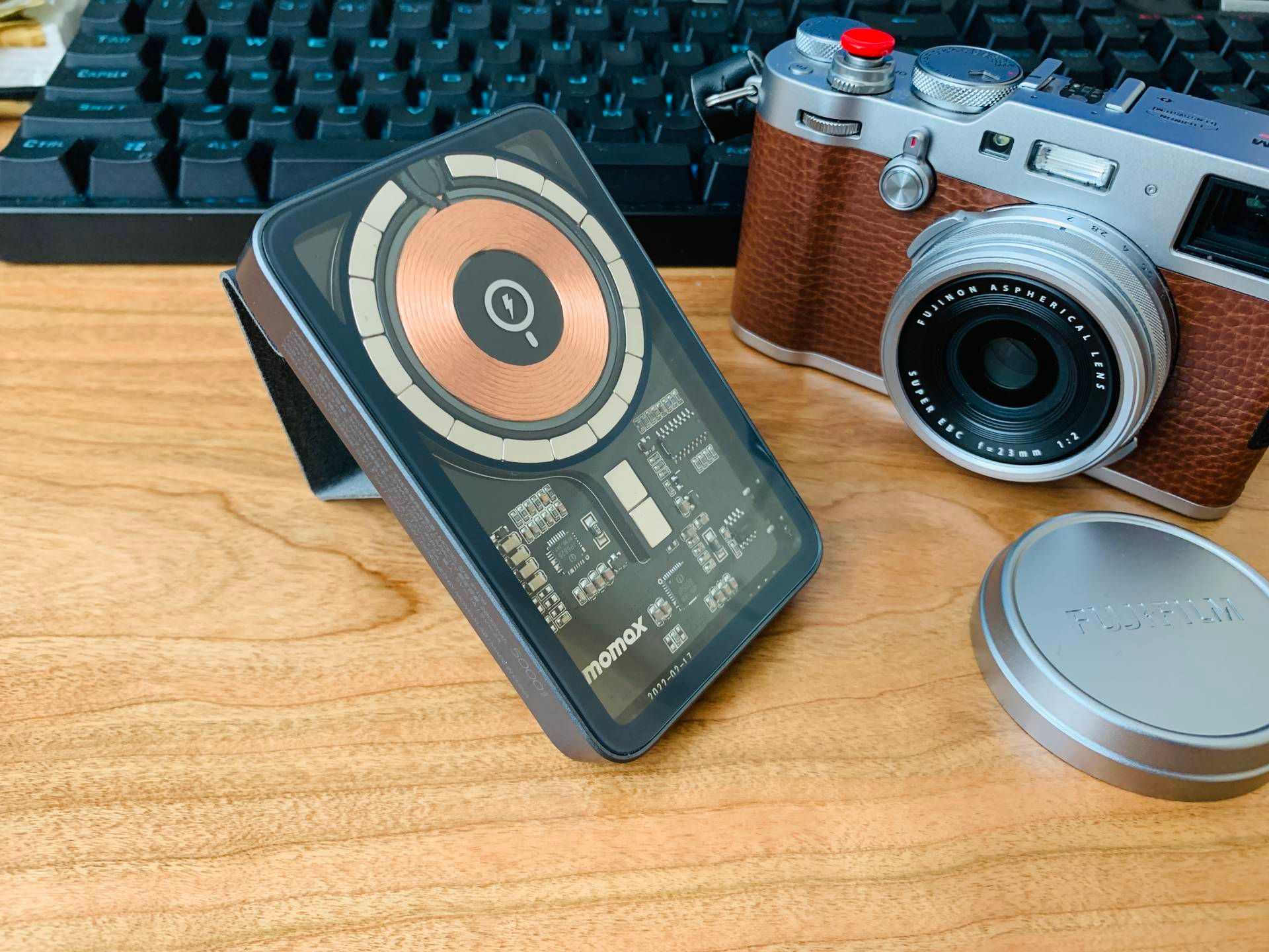 移动电源|一拍即合，满电待发——摩米士赛博风透明磁吸移动电源来袭