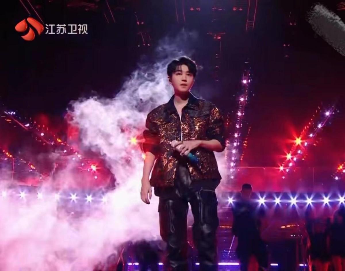 张韶涵|?江苏跨年雷点多!谭维维造型臃肿,张韶涵颈纹明显,孙楠疲惫显老!