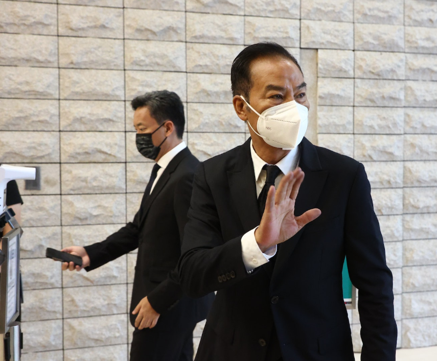 罗启锐|众星冒雨送罗启锐遗体火化，任达华、洪金宝扶灵，遗孀神情哀伤