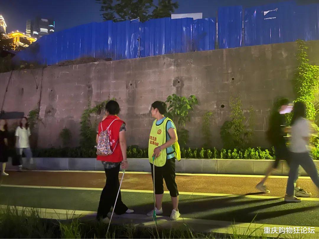 洪崖洞|洪崖洞过气大剧院崛起了？现在流行人山人海半夜看江……