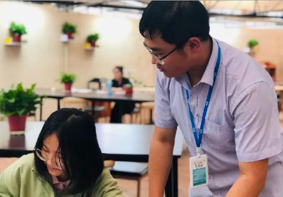 大学生|父母的心酸事,孩子大学四年花了15万,工作月薪只有3000元