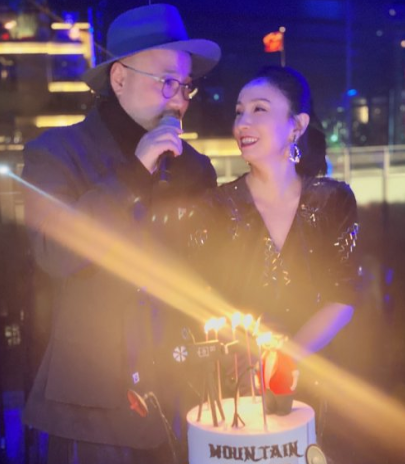 徐峥|50岁徐峥出门买衣服！大腹便便太圆润，身材严重走型认不出