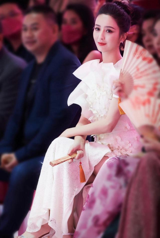 安妮·海瑟薇|三位近40的女明星,一个无比显老,另外两位少说十岁都有人信