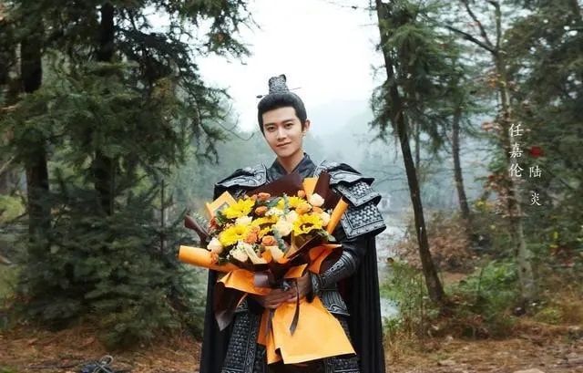 锦衣之下|《与君》还在热播,任嘉伦爆剧在日本上映,热度火爆瞬间登上热搜