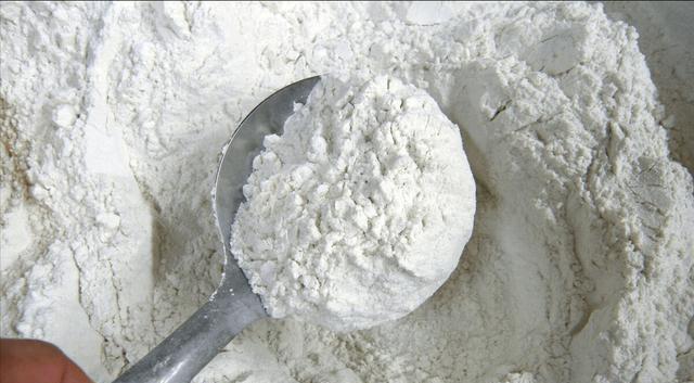 原来面粉里放“一张纸”,不生虫不结块,建议看完赶紧告诉家里人