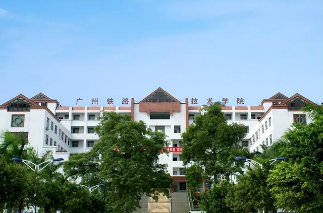 求职|家长晒考生录取通知书，称毕业后不愁找工作能捧得铁饭碗，被吐槽