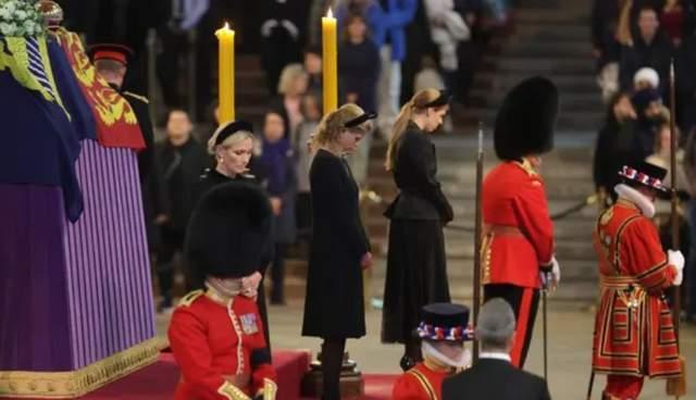 美颜|王室有女初长成！女王18岁孙女美翻了，身穿丧服都难掩盛世美颜