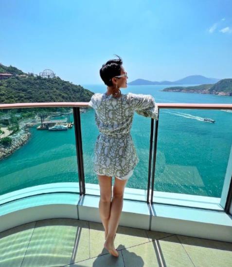 胡杏儿|胡杏儿夫妇国庆晒娃出游照，三个儿子越长越像，都是高颜值