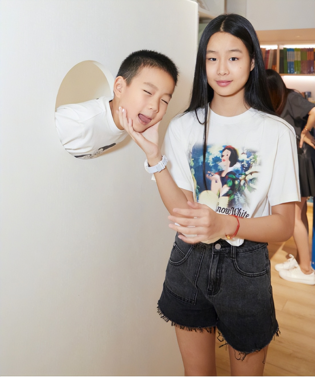 佟大为|佟大为老婆带三娃逛书店，母女站一起似姐妹，小儿子调皮可爱