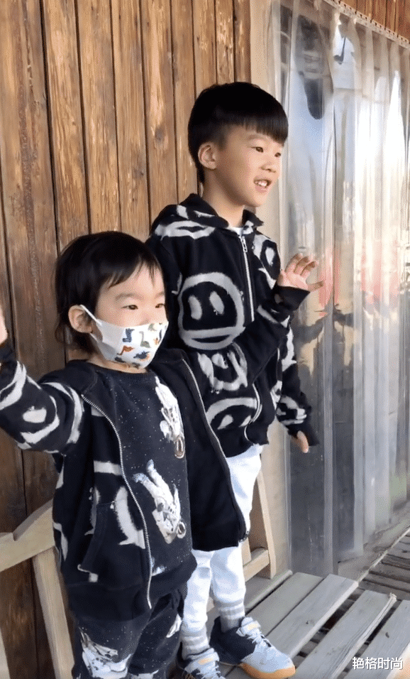 写真|吴京牵儿子走百花奖红毯，吴虑蹦蹦跳跳好可爱