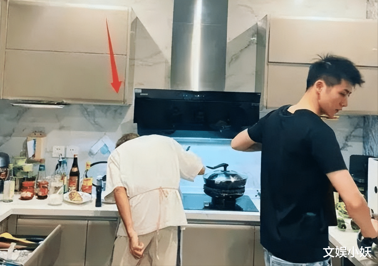 经典|刺激！周扬青与小10岁的段星星在河边浪漫拥吻，举止亲密！