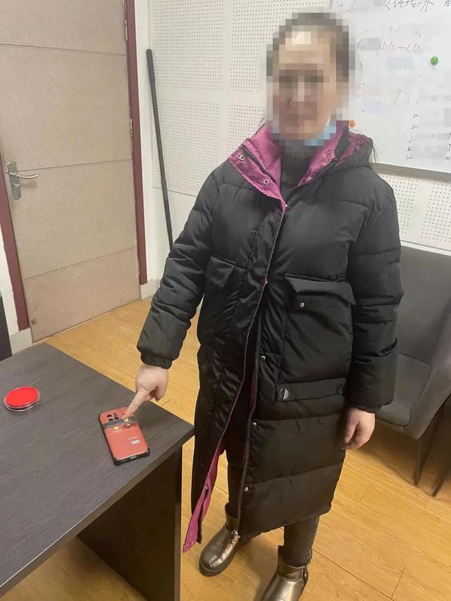 3女子结伙在西安长里村偷手机,一天连偷3部被警方抓获