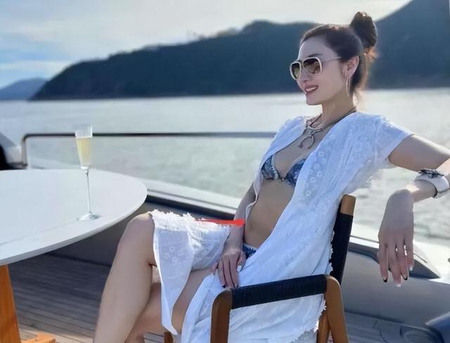 李嘉欣|52岁李嘉欣穿深V泳装,踩高跟鞋秀S形身材,前凸后翘辣翻网友