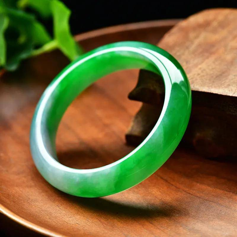 翡翠|越戴越漂亮的翡翠品种你知道是那些吗？