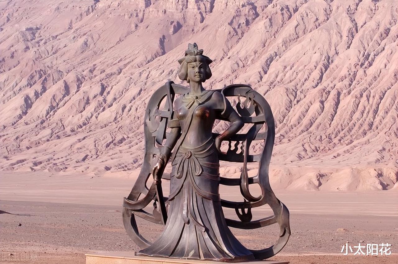 新疆火焰山景区，铁扇公主铜像被游客摸掉漆，难道是男游客所为？