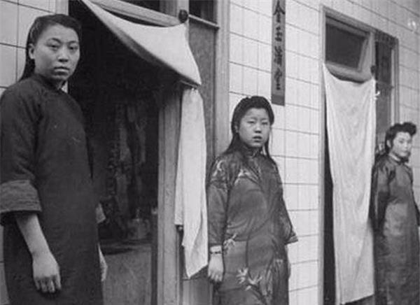 东北妇女回忆:“卖大炕”女子“工作”时,丈夫抱着孩子出门等候