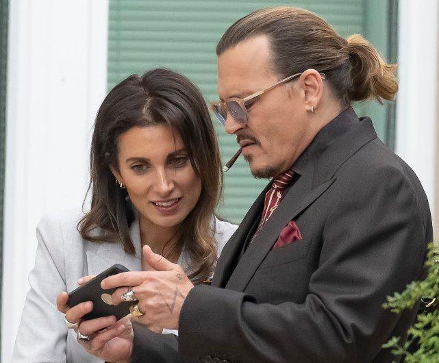 约翰尼·德普|约翰尼·德普女友曝光，小21岁的已婚宝妈律师，有克鲁尼爱妻风采