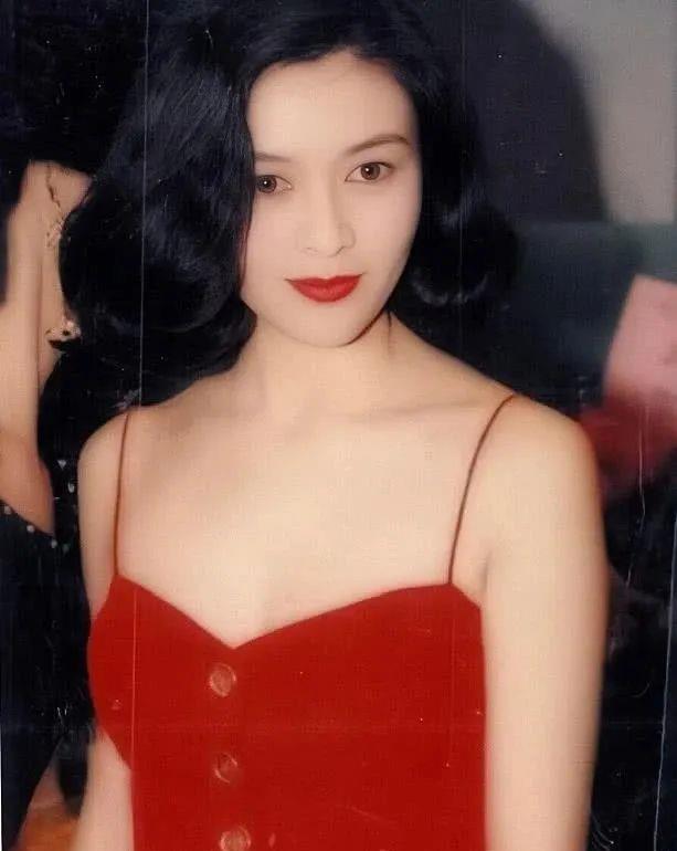 郑秀文 50岁的郑秀文，排骨胸也可终生美丽