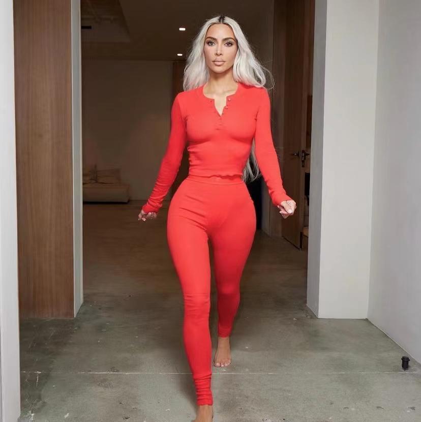 金·卡戴珊|卡戴珊厉害,摇身一变,成为服装模特,秀出极致腰臀比,气质真棒