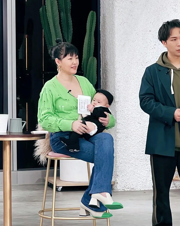 刘海 43岁小s生图流出！穿绿色奶奶衫难掩臃肿身形，土气刘海更减分