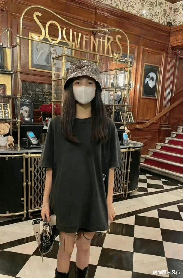 王诗龄|真想有李湘这样的妈!王诗龄穿丝绒外套吃鱼子酱,留学生活太奢侈