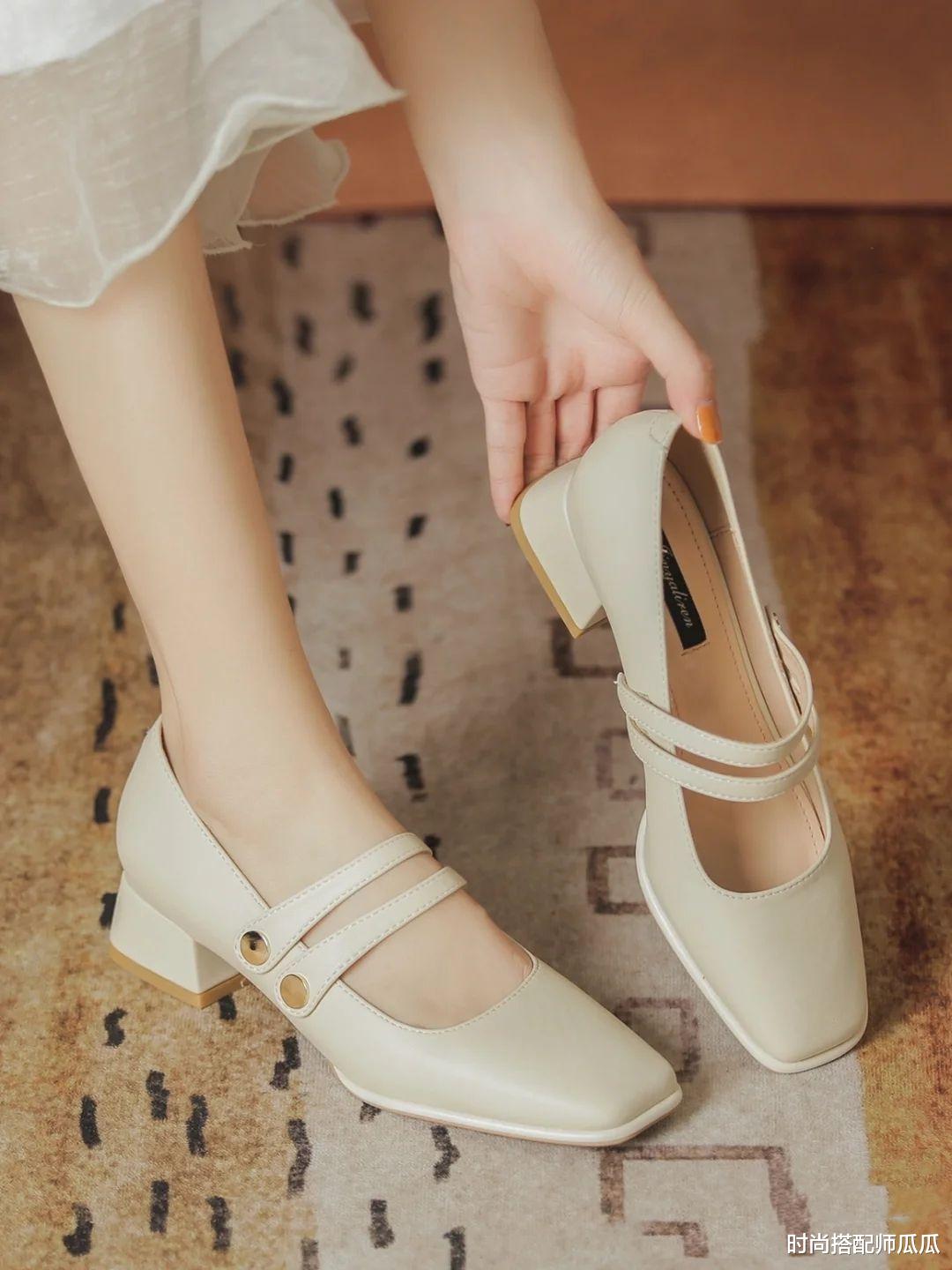 突然火了一种穿法叫:“长裙+玛丽珍鞋”,比你想象中要优雅高级
