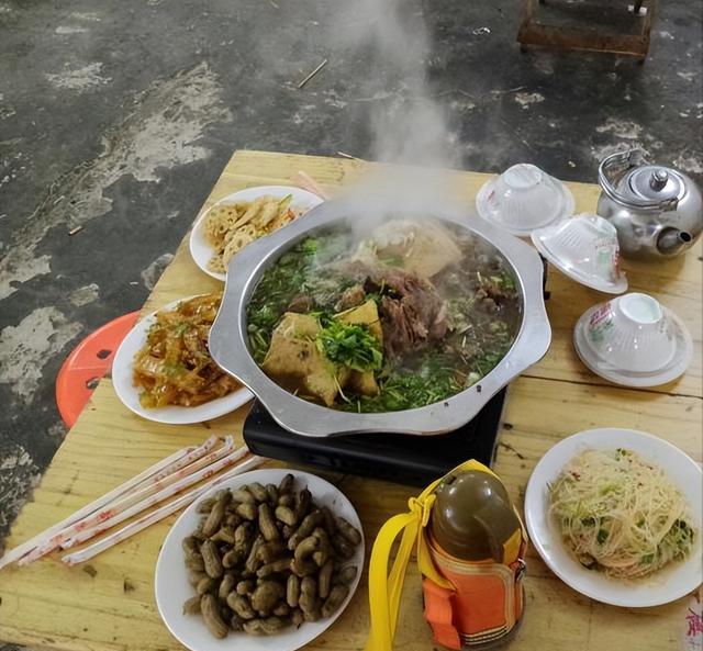 河南大哥卖骨头,曾经日入30万如今却无人问津,网友:懂得都不吃