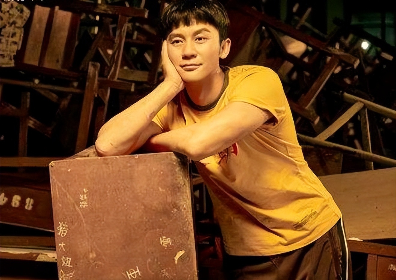 滤镜|眼神猥琐、一脸褶子硬演少年郎，没有活力朝气，全靠美颜滤镜