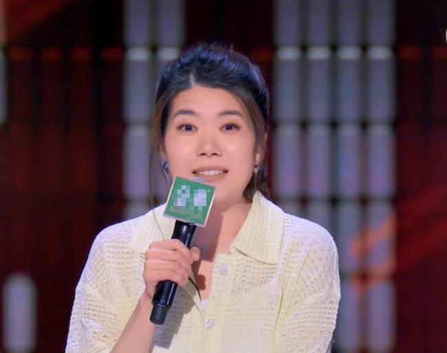 杨笠|杨笠“笨猪梗”翻车，尬到连她自己都笑场，如此失败表演竟晋级了