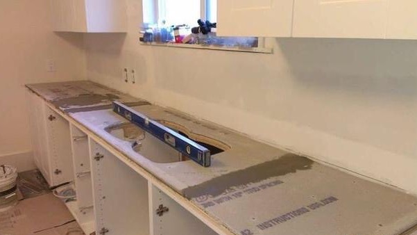 2000多块钱现场做3米橱柜,老爸想得周到,台面多加一块木板