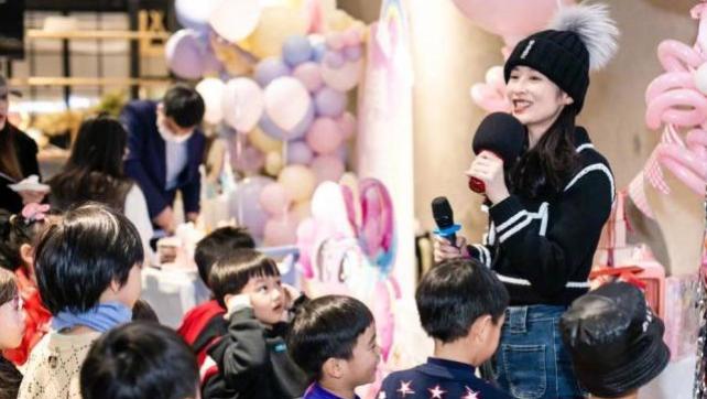 颖儿|颖儿为女儿隆重庆生，邀请她全班同学，月亮与爸爸说悄悄话好温馨