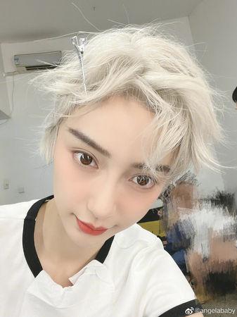 鸡胸肉 Angelababy「耳下全光」激短发入镜！穿西装被拍…全网惊呼：太帅