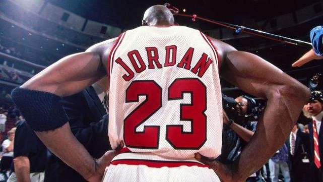 篮球|NBA75年历史上，称得上顶级巨星的球员都有谁？严格评价不过12人
