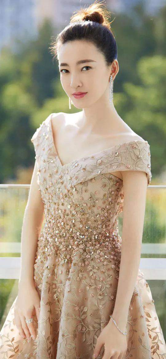 王丽坤|素颜女神，37岁颜值身材双双在线，晒氛围感美照，身材火辣太吸睛