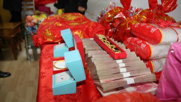 ?怪了！四川一家3口吃席遭“逐”，4万礼金被强退，来宾直呼解气