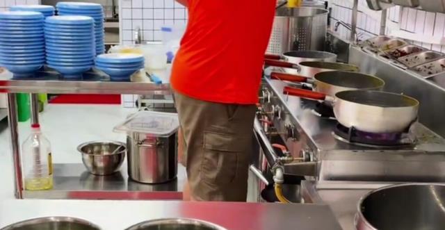 山东200万粉丝大网红开面馆,9块钱9一碗配鸡腿,网友:含泪赚5块