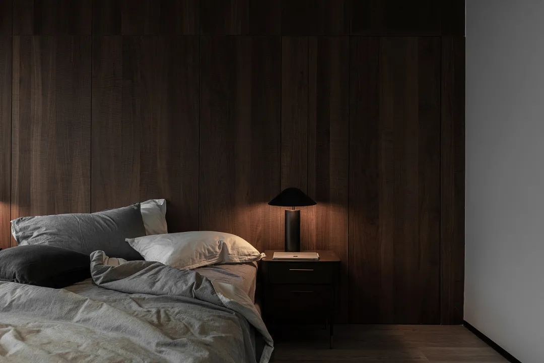 爆改200m2精装房:黑白灰+木色组合,让这个家更显精致!