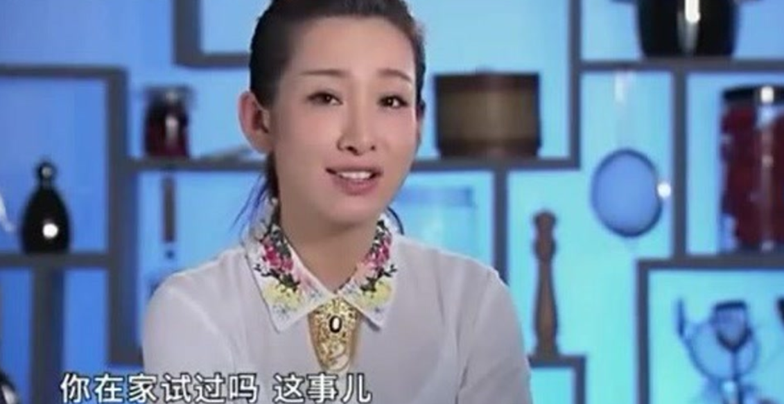 女孩|综艺令人气愤的场面：男子扬言起生理反应，麦克更是被主持人骗舔脚趾