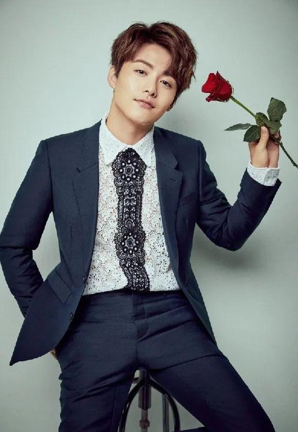 马天宇|母亲自杀父亲消失,她供弟弟马天宇上学,弟弟成名后伺候她坐月子