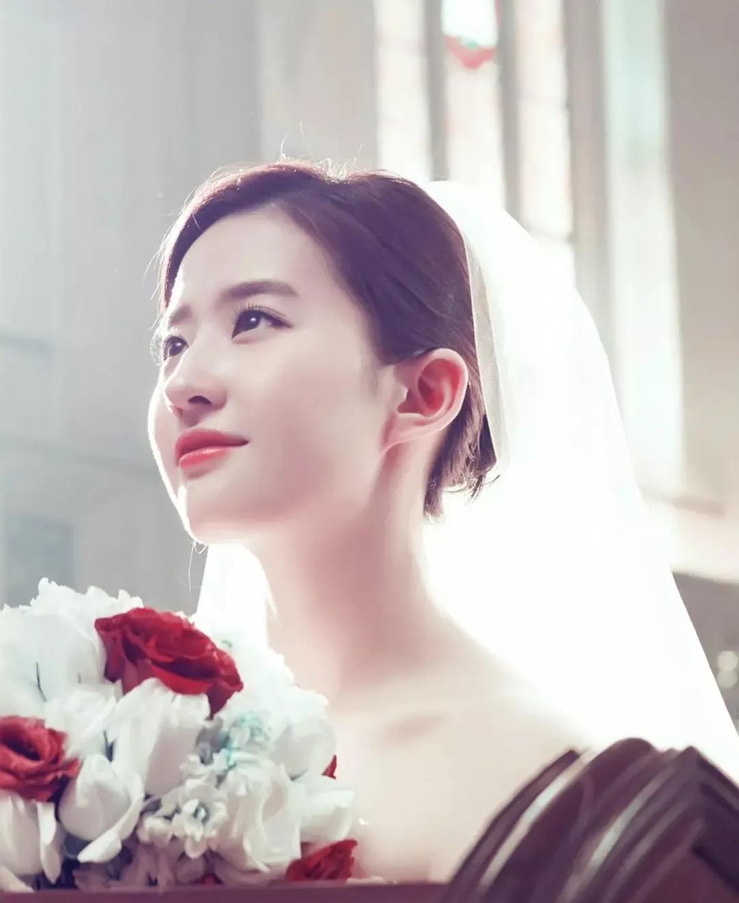 刘亦菲|母亲的“提线木偶”，从没为自己活过的刘亦菲，究竟还好吗？